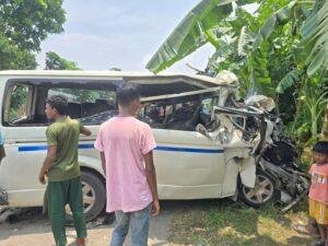 চারঘাটে লাশবাহী অ্যাম্বুলেন্স ও বাসের মুখোমুখি সংঘর্ষে আহত ৪